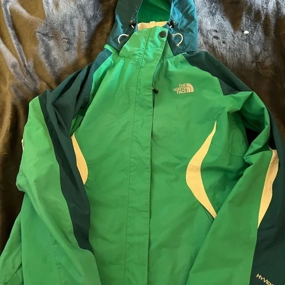 The NorthFace Women's Ski HyVent Jacket. - Picture 8 of 14